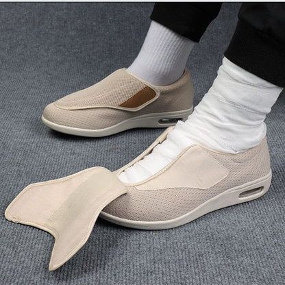 Beige orthopädische Schuhe mit Klettverschluss für Herren, atmungsaktiv, bequem.