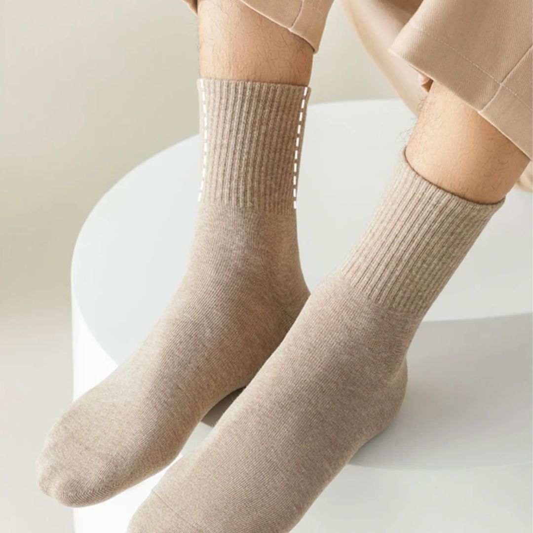 Beige Baumwollsocken für Herren, knöchelhoch, bequem, atmungsaktiv, modisch.