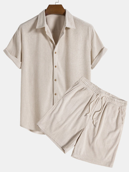 Beiges Herren-Set aus Leinen, Hemd und Shorts, Sommermode, atmungsaktiv, lässig.