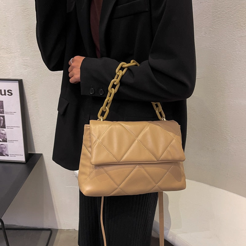 Beige gesteppte Handtasche mit Kettengriff, Damenmode, elegant, modern, vielseitig.