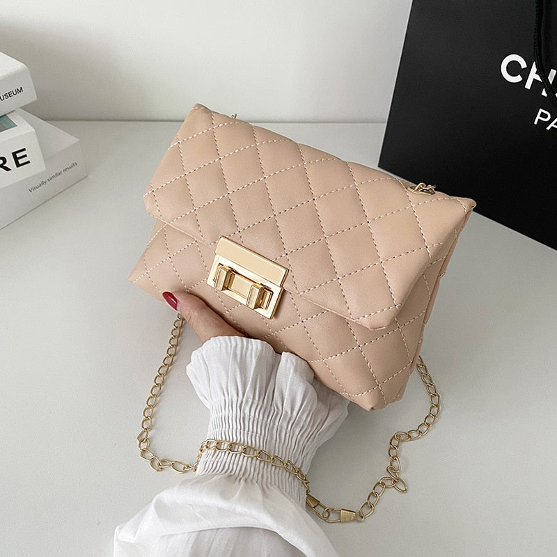 Beige gesteppte Handtasche mit Kettengurt, elegantes Design, Damenmode Accessoire.