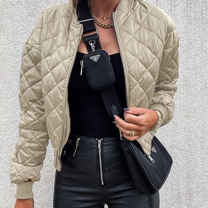 Damen Steppjacke beige, schwarze Lederhose, schwarze Umhängetasche, modisches Outfit.
