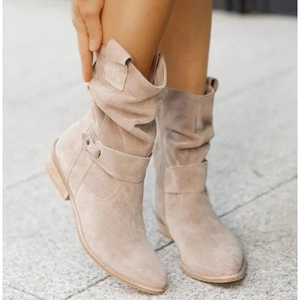 Beige Wildleder-Stiefeletten mit Reißverschluss, niedrigem Absatz, Damenmode, Herbstschuhe.