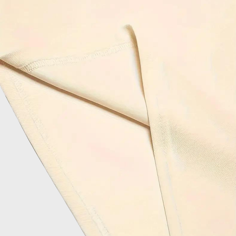 Beigefarbener Stoff, elastisch, nahtlos, für Bekleidung, Detailansicht, hochwertige Textilien.