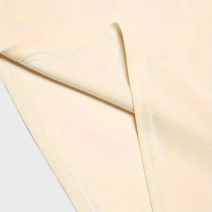 Beigefarbener Stoff, elastisch, nahtlos, für Bekleidung, Detailansicht, hochwertige Textilien.