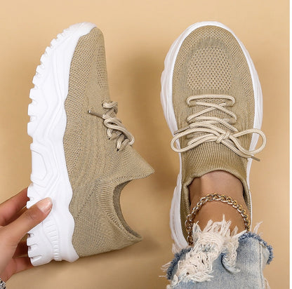 Beige Damen-Sneaker mit weißer Sohle, Strickmaterial, modisch, bequem, Freizeitschuh.