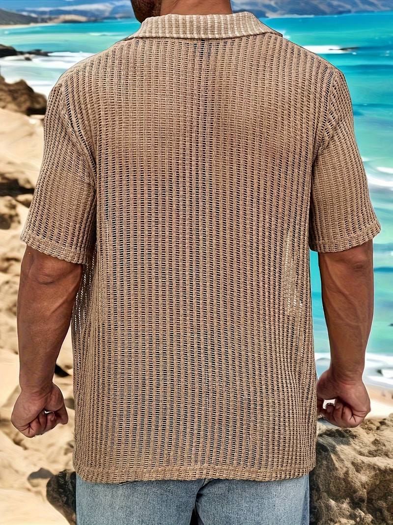 Mann in beige Strickhemd am Strand, Sommermode, Herrenbekleidung, Kurzarm, lässig.