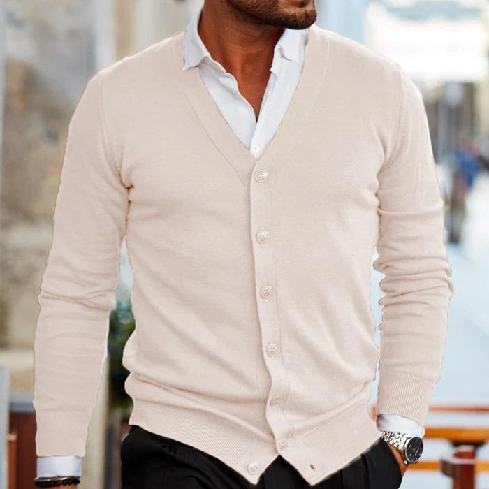 Mann in beigem Strick-Cardigan, weißes Hemd, eleganter Look, Herrenmode, Stadtumgebung.