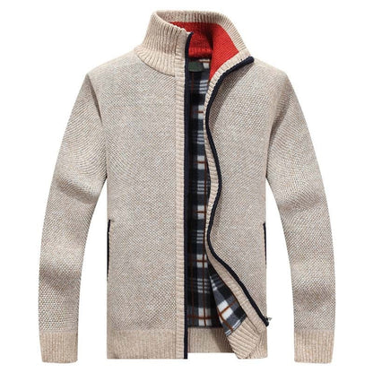 Beige Herren-Strickjacke mit Reißverschluss, kariertes Innenfutter, warm, modisch, Wintermode.