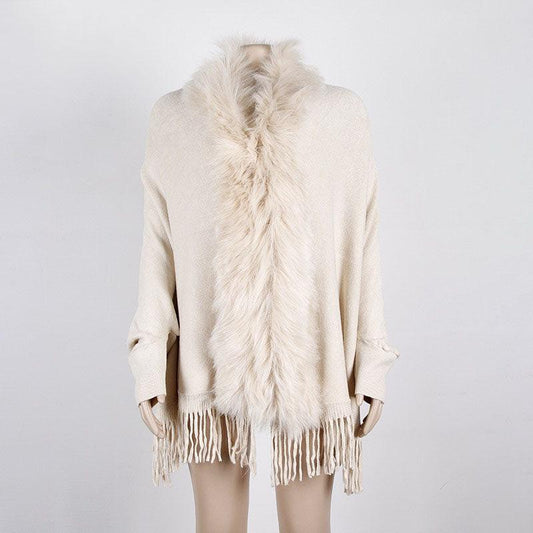 Beige Damenponcho mit Kunstfellkragen und Fransen, eleganter Wintermode-Artikel.