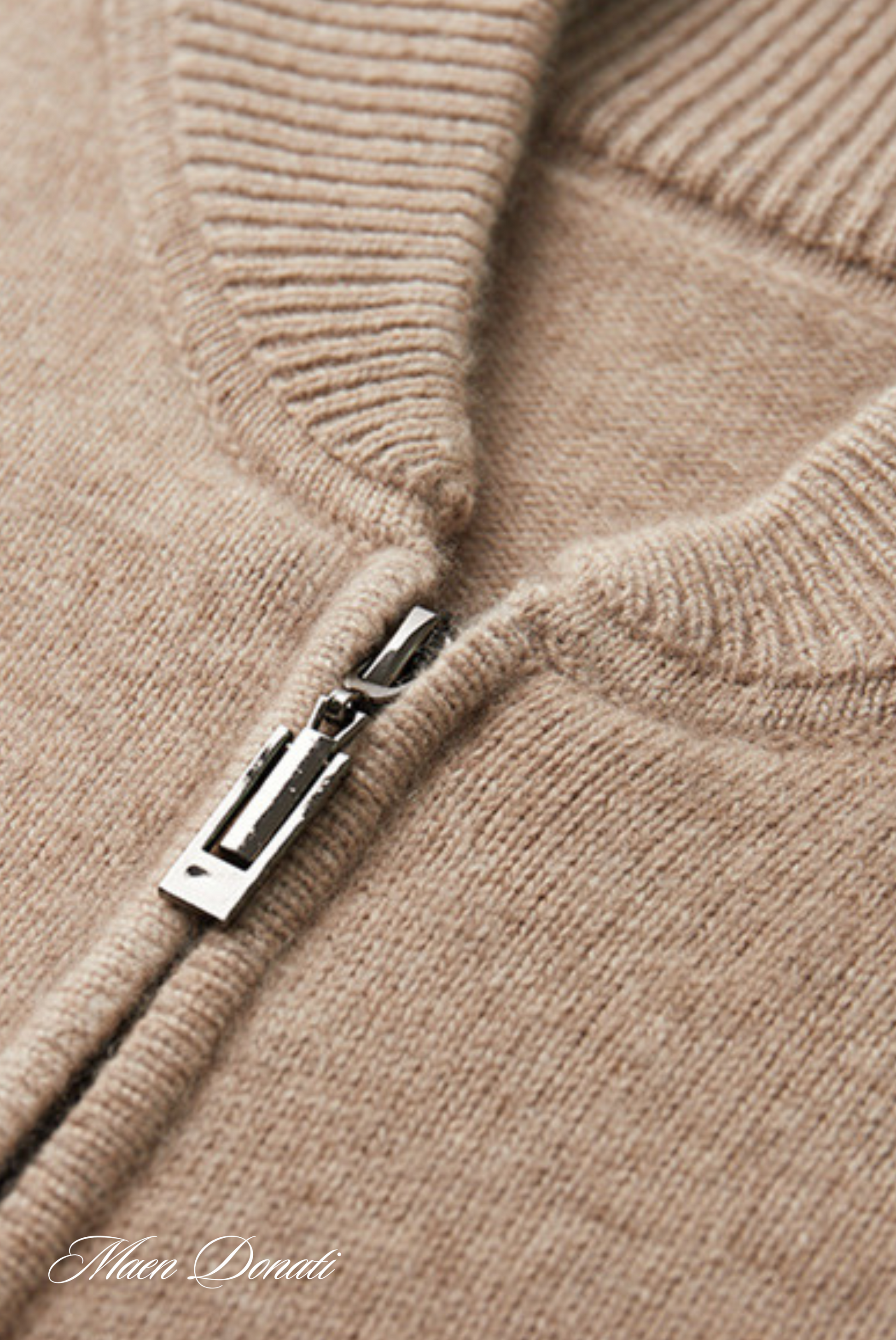 Beiger Wollpullover mit Reißverschluss, Nahaufnahme, weiches Material, Modebekleidung.