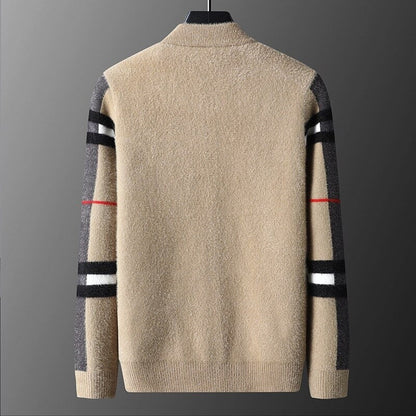 Beiger Herrenpullover mit Streifenmuster, Langarm, weiches Material, modisches Design.