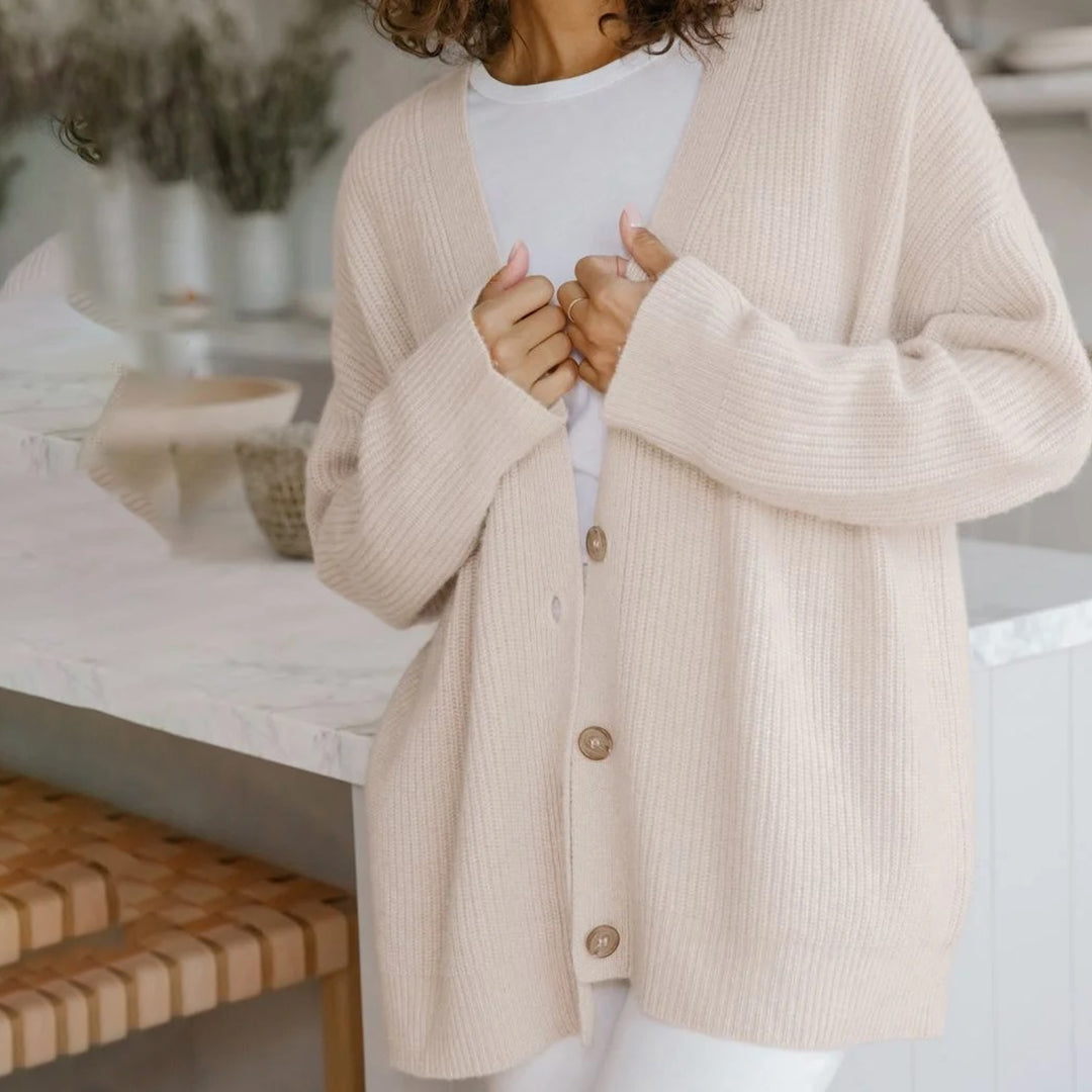 Frau trägt beige Strickjacke, weißes T-Shirt, gemütlicher Look, Mode, Herbstkleidung.