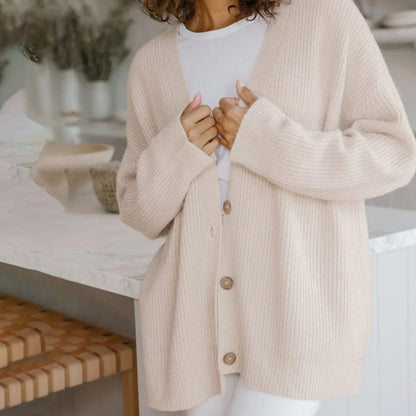 Frau trägt beige Strickjacke, weißes T-Shirt, gemütlicher Look, Mode, Herbstkleidung.