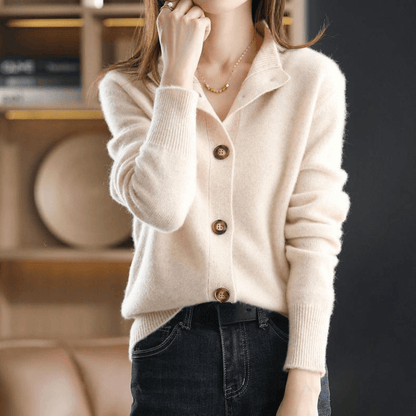 Frau trägt cremefarbenen Strickpullover mit Knöpfen, lässiger Stil, Herbstmode.