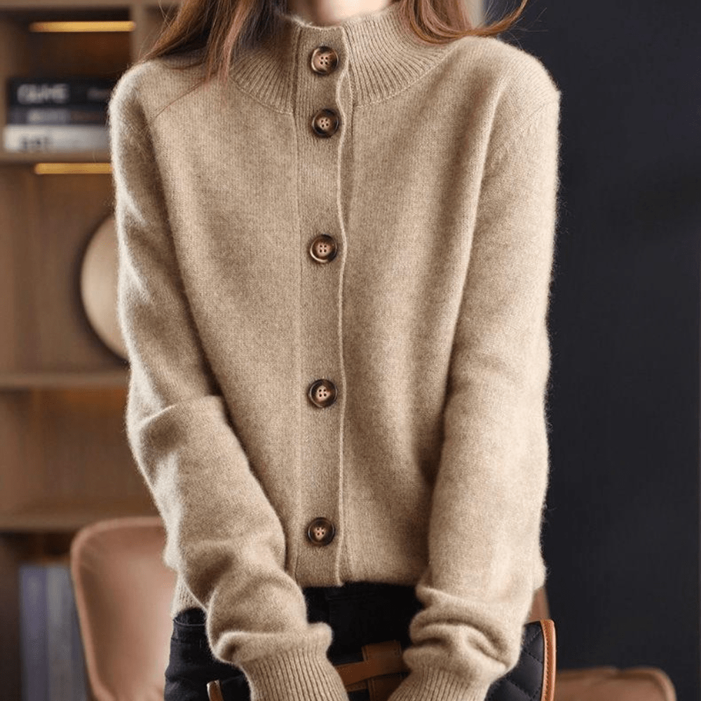 Damen Strickjacke beige, Knöpfe, Kaschmir, warm, elegant, Herbstmode, gemütlich, stilvoll.