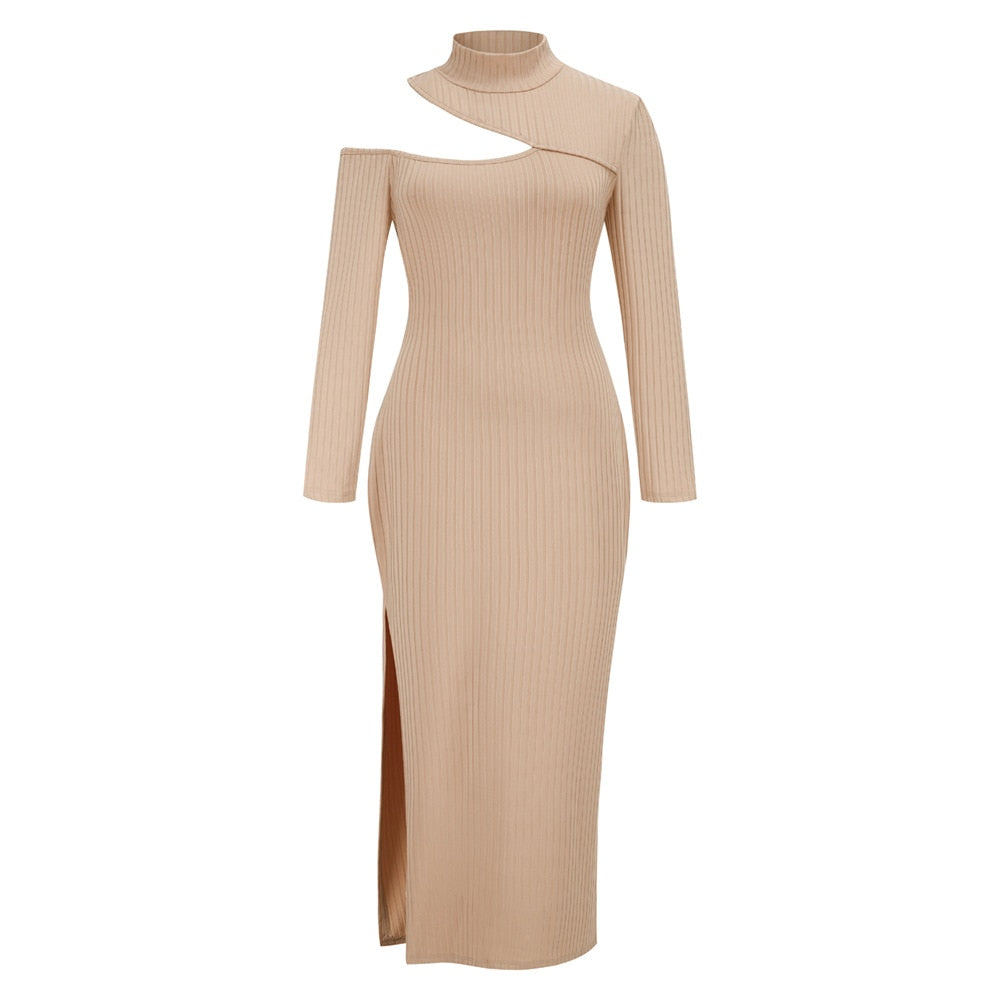 Beiges, langärmeliges Strickkleid mit asymmetrischem Ausschnitt und Seitenschlitz.