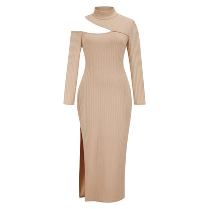 Beiges, langärmeliges Strickkleid mit asymmetrischem Ausschnitt und Seitenschlitz.