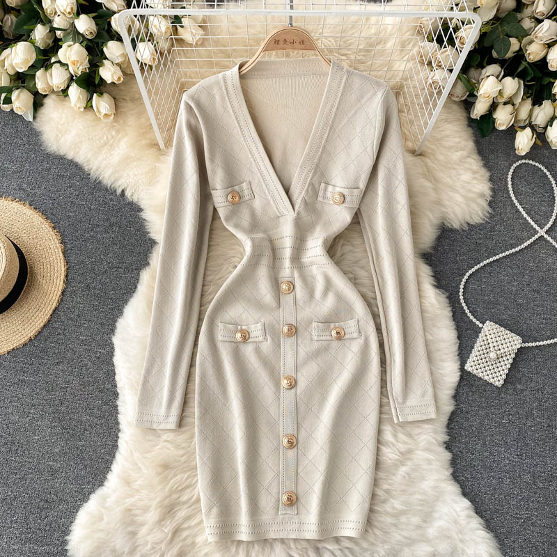 Beiges Strickkleid mit V-Ausschnitt, Knöpfen und Taschen, elegant, modisch, Damenmode.