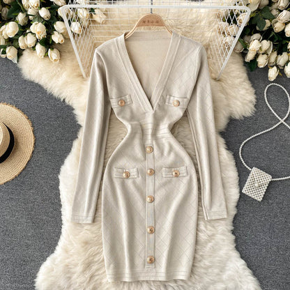 Beiges Strickkleid mit V-Ausschnitt, Knöpfen und Taschen, elegant, modisch, Damenmode.