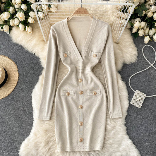 Beiges Strickkleid mit V-Ausschnitt, Knöpfen und Taschen, elegant, modisch, Damenmode.