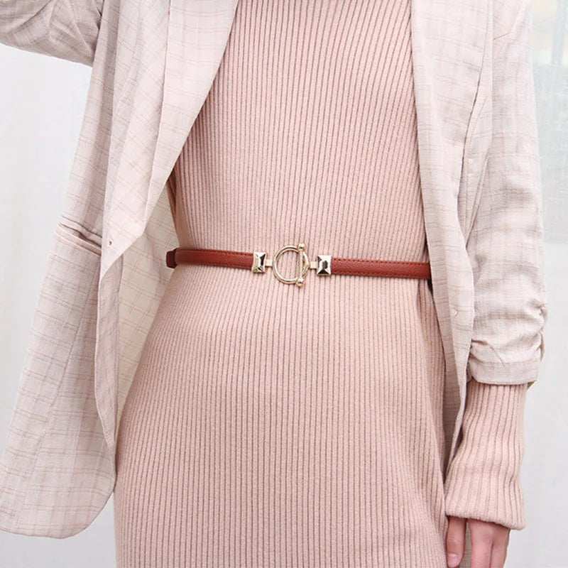 Damenmode: Beiger Strickkleid mit braunem Ledergürtel und goldener Schnalle.