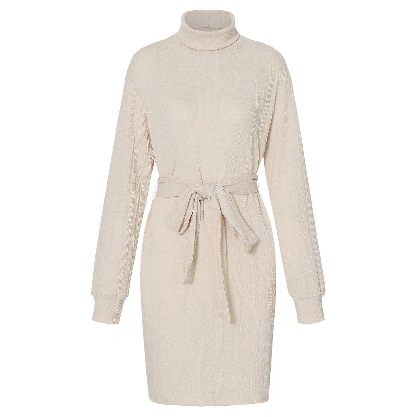 Beiges Strickkleid mit Rollkragen und Gürtel, Damenmode, elegant, langärmelig.