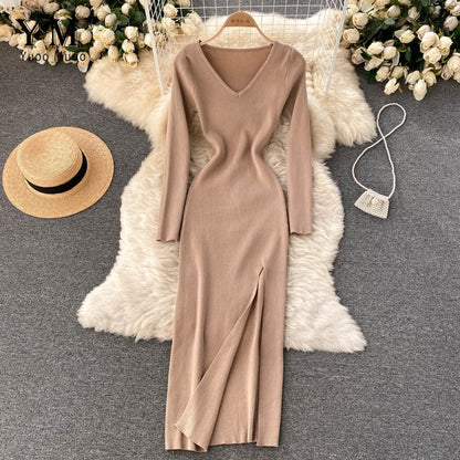 Beiges Strickkleid mit V-Ausschnitt, Langarm, elegantes Design, ideal für Herbstmode.