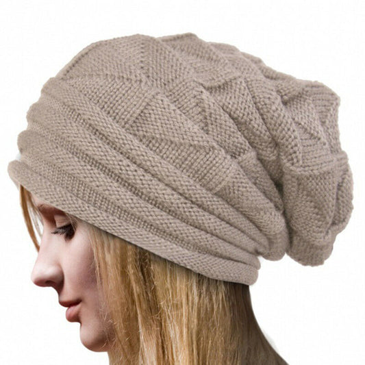 Beige Strickmütze Damen, Wintermode, weiches Material, stilvolles Accessoire, warm und bequem.
