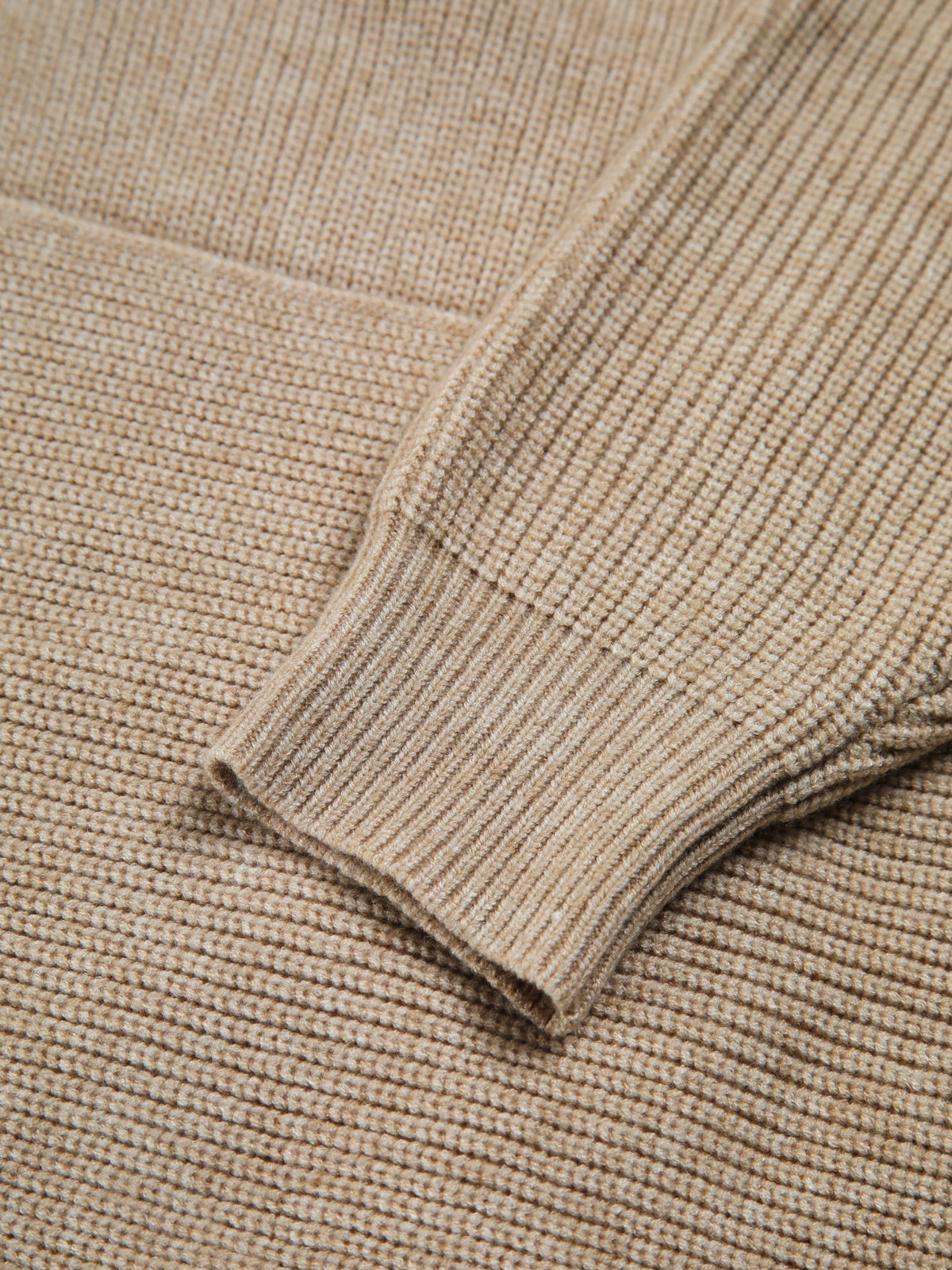 Beiger Strickpullover aus Baumwolle, Nahaufnahme, Textur, modisch, gemütlich, Herbstmode.