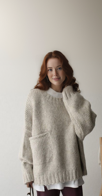 Dame in beigem Strickpullover, lässiger Stil, gemütliche Herbstmode, weiches Material.
