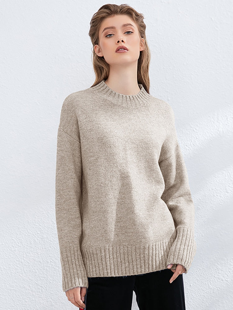 Frau in beigem Strickpullover, lässig, modisch, Herbstmode, Damenbekleidung, gemütlich.