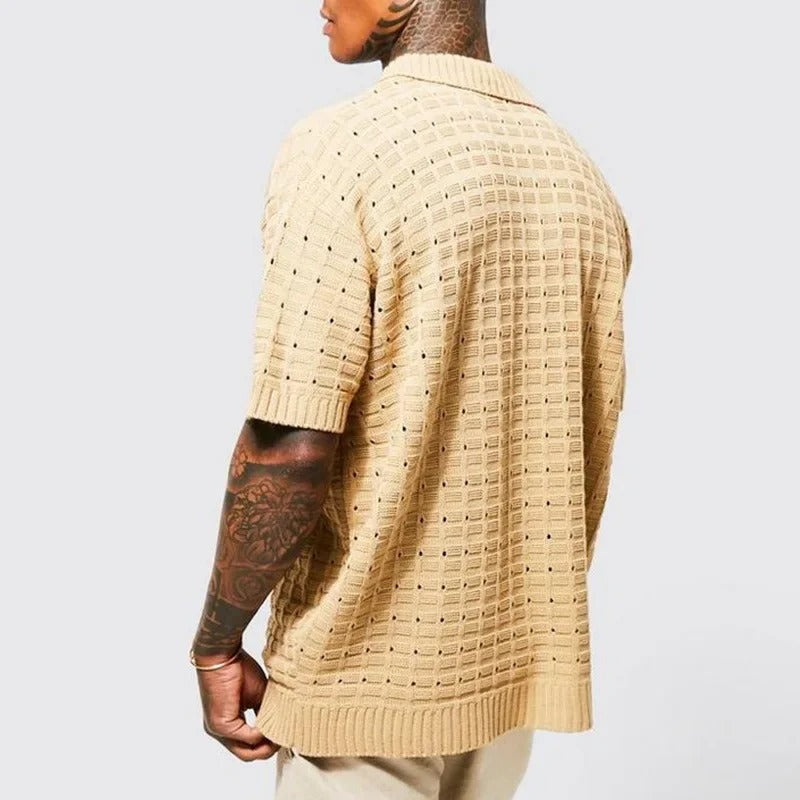 Beiger Strickpullover Herren, Kurzarm, kariertes Muster, lässig, modisch, Rückansicht.