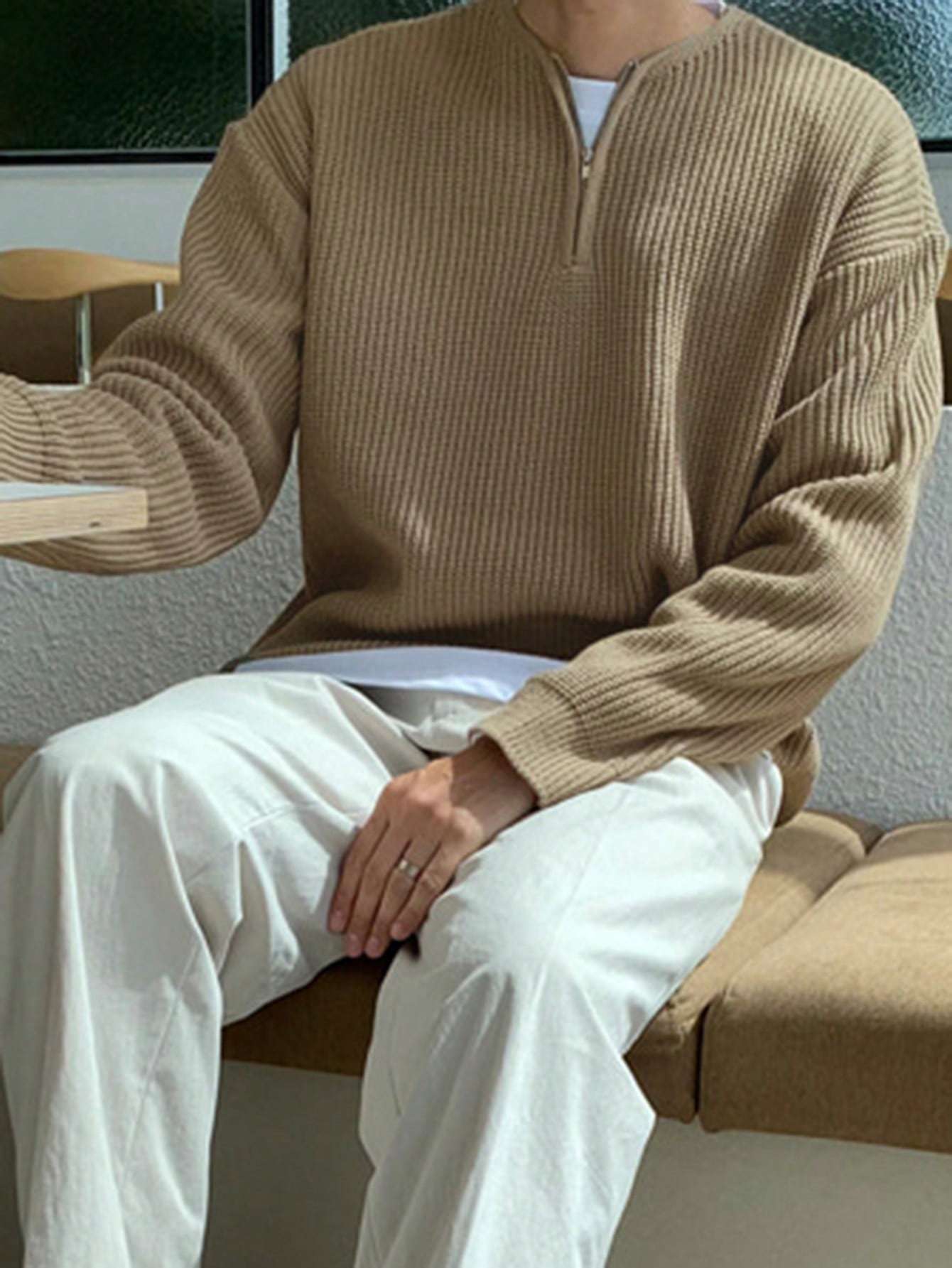 Beiger Strickpullover mit Reißverschluss, Herrenmode, lässig, gemütlich, Herbstbekleidung.
