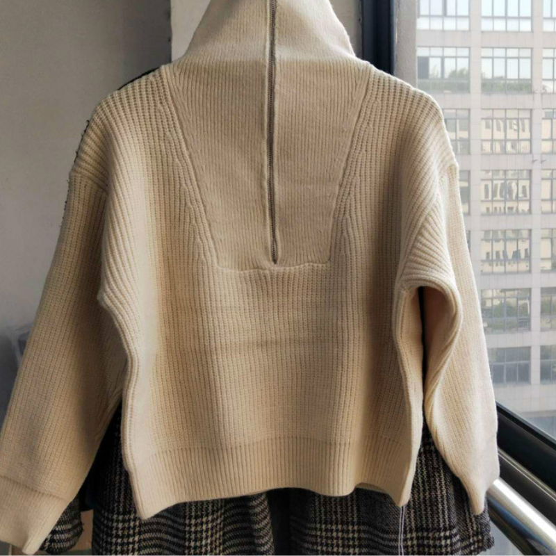 Beige Strickpullover mit Reißverschluss, Umlegekragen, langen Puffärmeln, Wintermode.