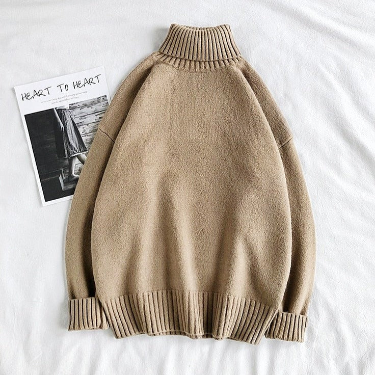 Beiger Strickpullover mit Rollkragen, lässiger Stil, weiches Material, Herbstmode für Damen.