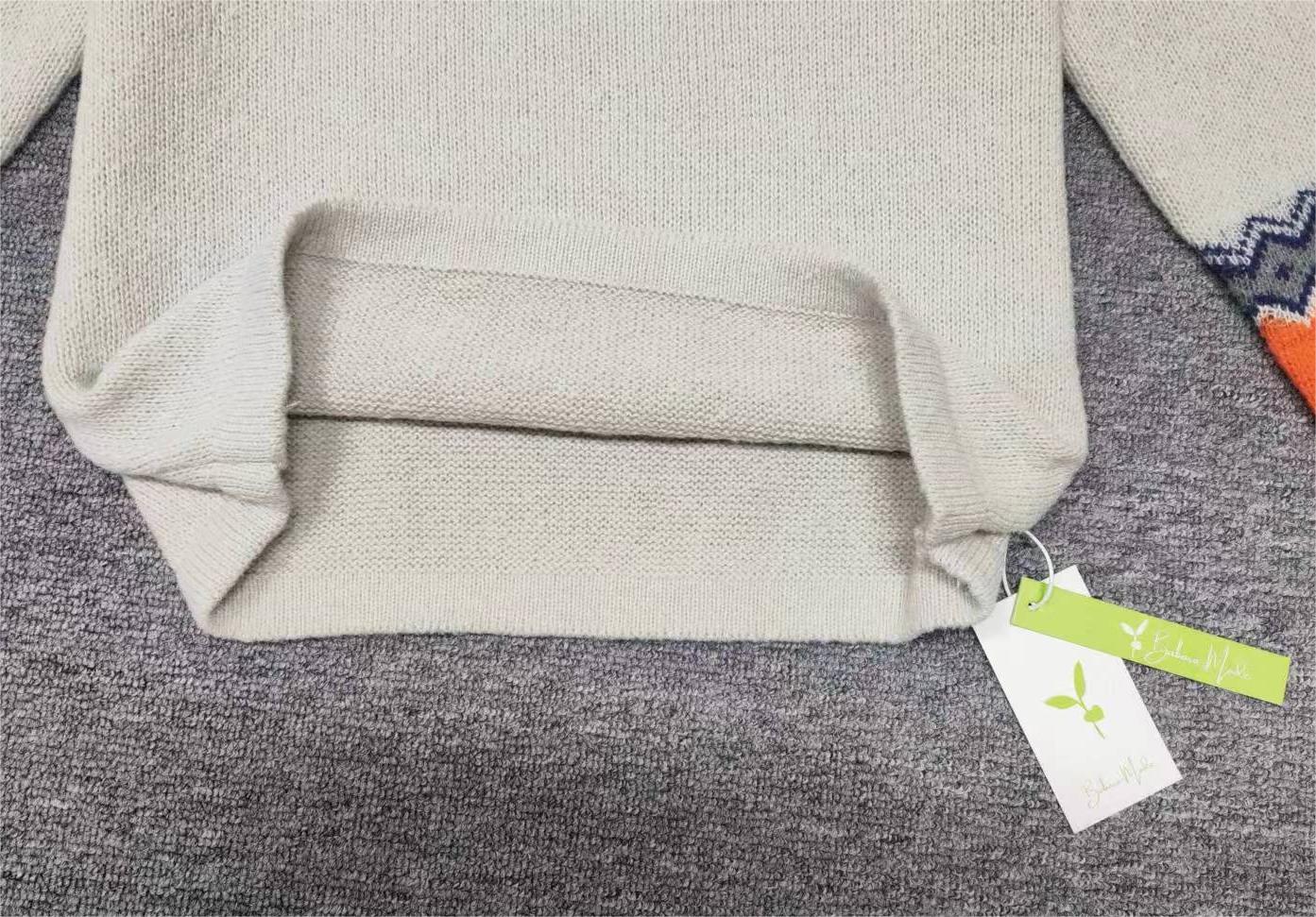 Beiger Strickpullover aus Baumwolle mit Etikett, weiches Material, modisches Design.