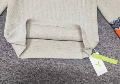 Beiger Strickpullover aus Baumwolle mit Etikett, weiches Material, modisches Design.