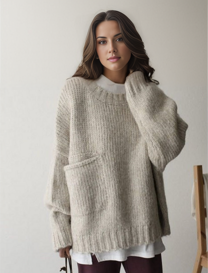 Frau in beigem Strickpullover mit Tasche, lässiger Look, gemütliche Herbstmode.