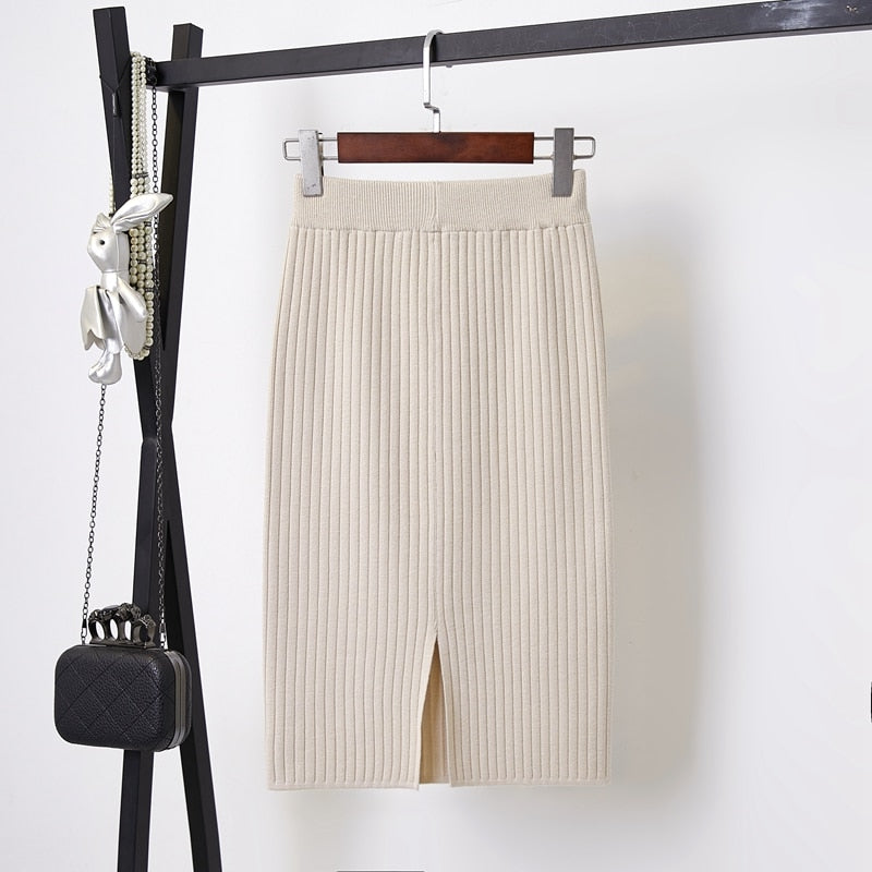 Beiger Strickrock mit Schlitz, Damenmode, elegant, knielang, gerippt, Herbst-Winter-Kollektion.