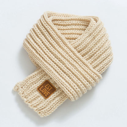 Beiger Strickschal aus Wolle mit Etikett, modisches Accessoire für Herbst und Winter.