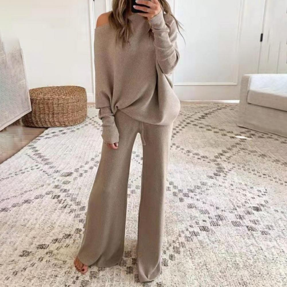 Frau in beigem Strickpullover und Hose, gemütliches Lounge-Set, Wohnzimmer, modisch, bequem.