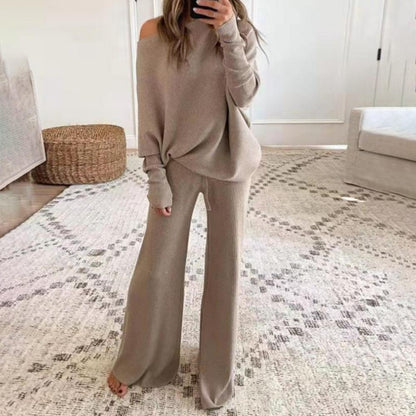Frau in beigem Strickpullover und Hose, gemütliches Lounge-Set, Wohnzimmer, modisch, bequem.