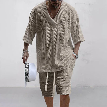 Mann in beigem Strickset, V-Ausschnitt Pullover und Shorts, Sommermode, lässiger Stil.