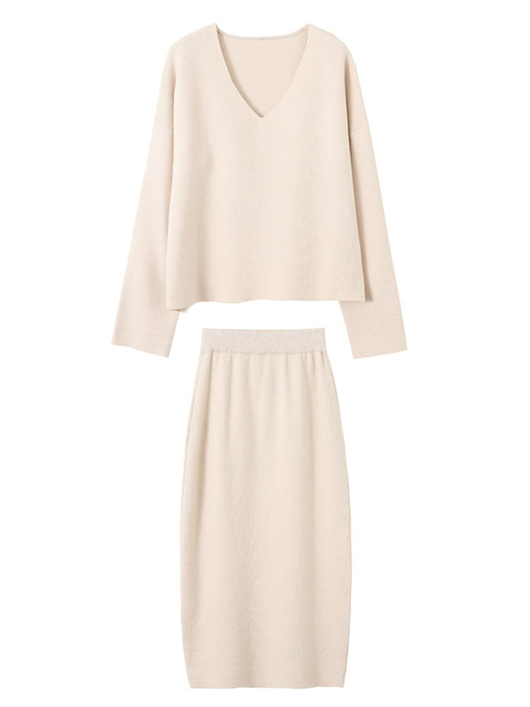 Beiges Damen-Strickset, V-Ausschnitt-Pullover und Midirock, elegant und modisch.