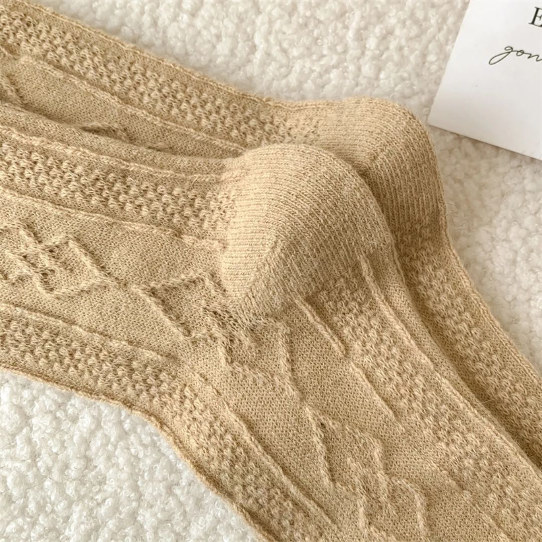 Beige Stricksocken mit Zopfmuster, weiche Baumwolle, gemütlich, warm, für Damen, Wintermode.