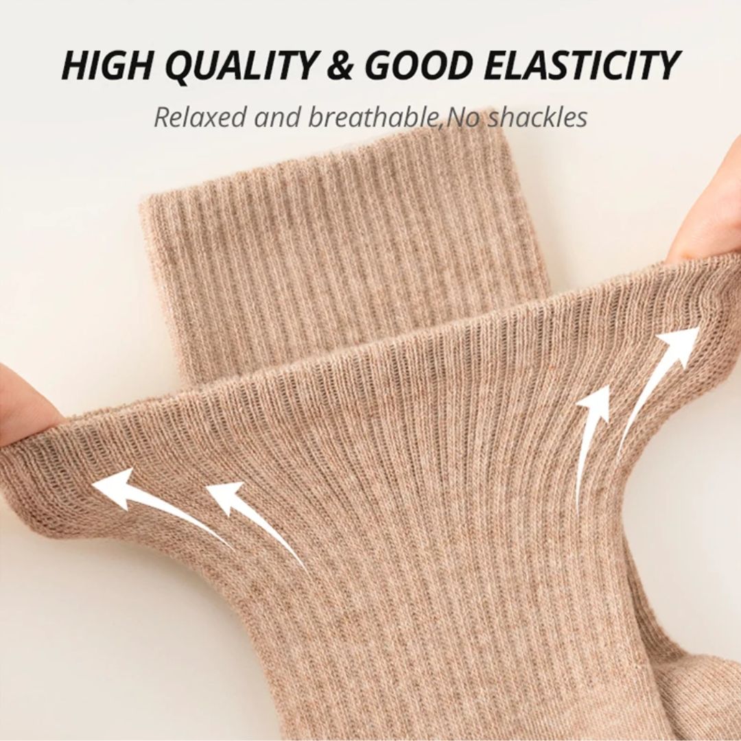 Beige Socken, hohe Qualität, gute Elastizität, atmungsaktiv, bequem, ohne Druckstellen.