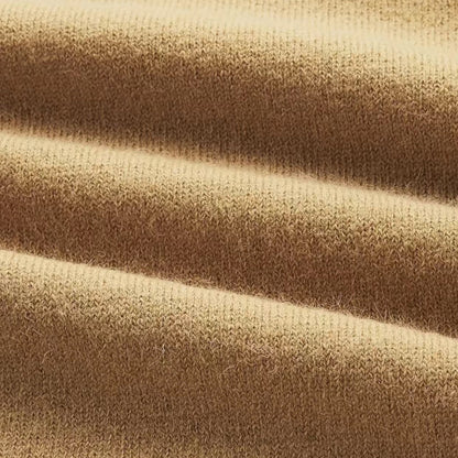 Beigefarbener Kaschmirstoff, weiche Textur, hochwertige Strickware, luxuriöses Material.