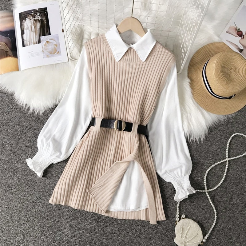 Beiges Strickkleid mit Gürtel, weiße Bluse, Damenmode, elegantes Outfit, Herbstkleidung.