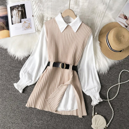Beiges Strickkleid mit Gürtel, weiße Bluse, Damenmode, elegantes Outfit, Herbstmode.
